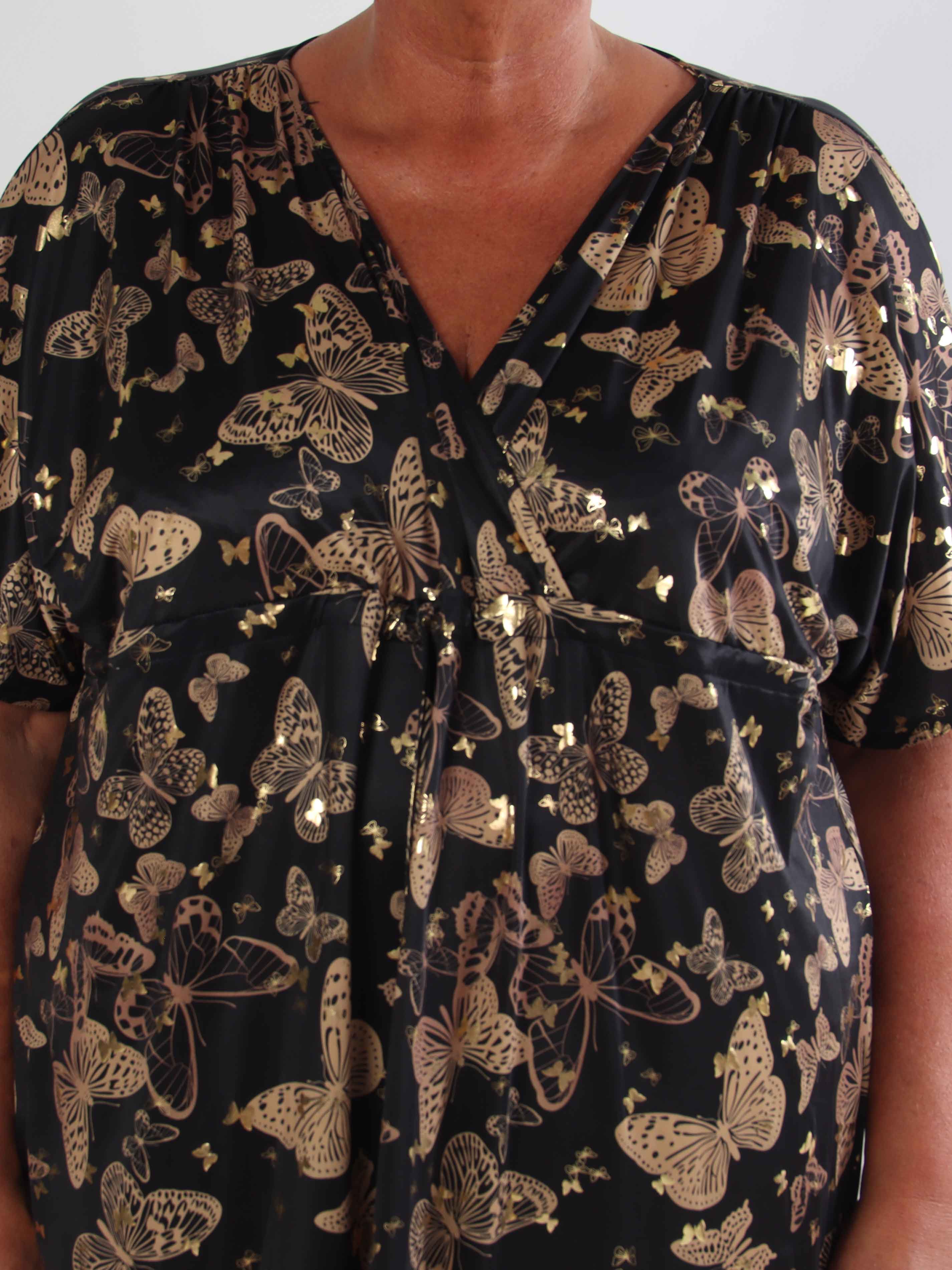 Nicolina Butterfly Short - Plus size kjole med sommerfugleprint og snøre under brystet